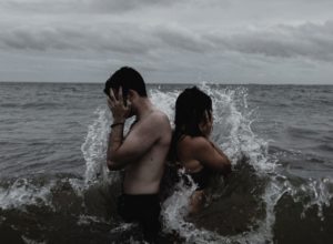 不倫を後悔する苦しみは壮絶…後で悔やんでしまう理由と後悔した時に心を整理する方法・つぐない方