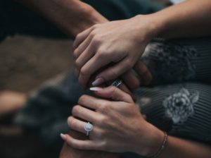 職場で不倫関係が始まる条件とは？きっかけや仕事中の上手な接し方、仕事に支障が出ない終わらせ方