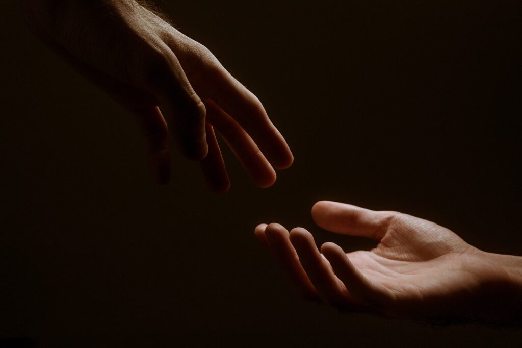 物を渡す時に手が触れるのはなぜ？女性の手に触る男性の心理と偶然か故意か確かめる方法＆好意の見極め方