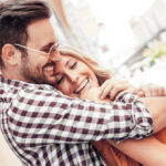 バックハグする男性の心理！後ろから抱きしめる時の気持ちとぎゅっとしたくなるシチュエーション&バックハグしてきた男性を歓喜させる反応