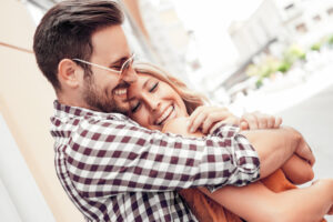 バックハグする男性の心理！後ろから抱きしめる時の気持ちとぎゅっとしたくなるシチュエーション&バックハグしてきた男性を歓喜させる反応