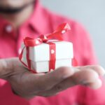 付き合っていないのにお揃いの物を贈る男性心理と対処方法&本命にだけ見せる行動