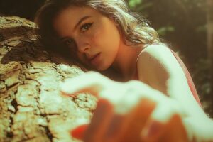 いないところで話題に出してくる男性心理は？直接話しかけない理由＆脈ありなしの判断