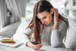 彼氏からの返信が遅いと冷める？彼が返信が遅くなる理由と返信が遅くなったときの対処方法でもっと彼と仲良くなる