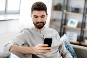 ブロックしたり解除したりする男の唯一の心理＆シチュエーション10選！繰り返すのはなぜ？元カレなら復縁目的の場合も