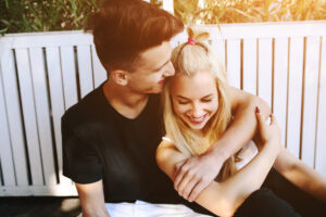 タイプの女性に対する男性の態度と心理|気になるからマジ惚れ&シャイな男性が見せるサイン