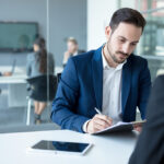 男が本気で惚れたら職場で出す脈あり行動やパターンとは?注意点を知って社内恋愛を楽しもう!